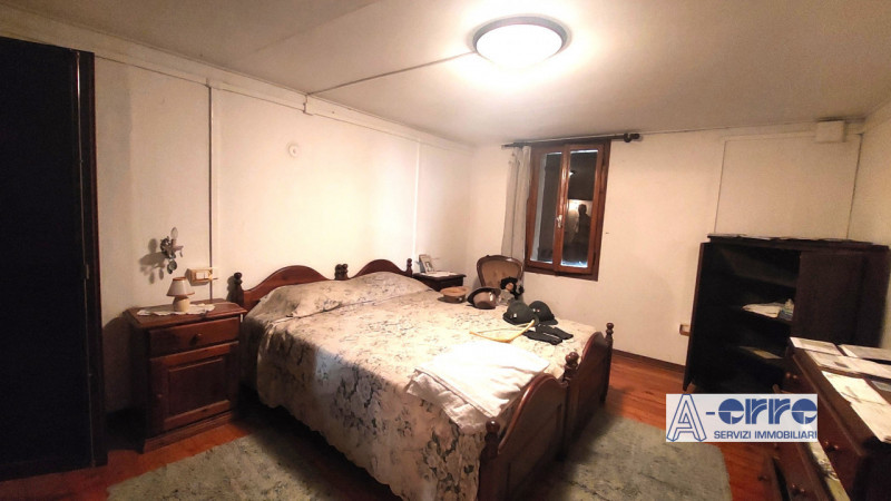 A Solagna, in una zona tranquilla ma comoda alla strada principale, proponiamo una spaziosa abita...