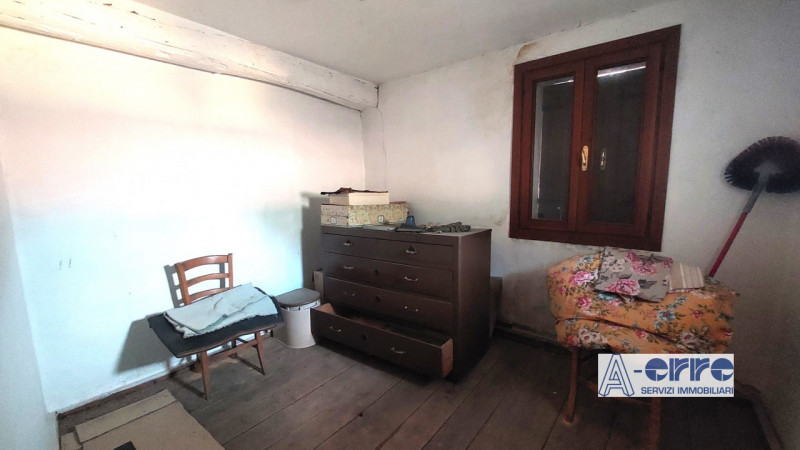 A Solagna, in una zona tranquilla ma comoda alla strada principale, proponiamo una spaziosa abita...