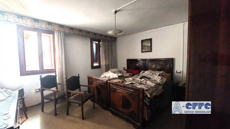 A Solagna, in una zona tranquilla ma comoda alla strada principale, proponiamo una spaziosa abita...