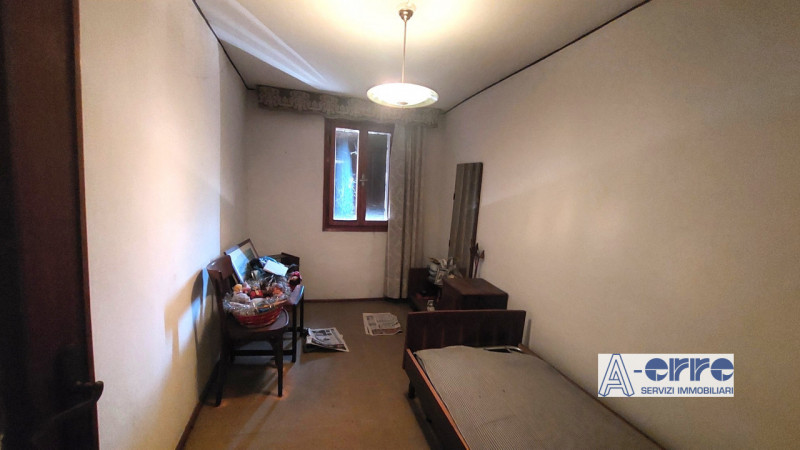 A Solagna, in una zona tranquilla ma comoda alla strada principale, proponiamo una spaziosa abita...