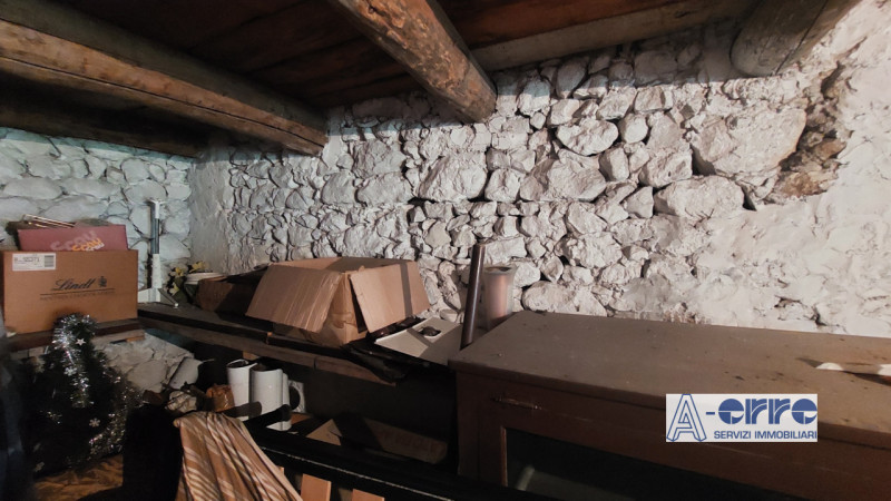 A Solagna, in una zona tranquilla ma comoda alla strada principale, proponiamo una spaziosa abita...