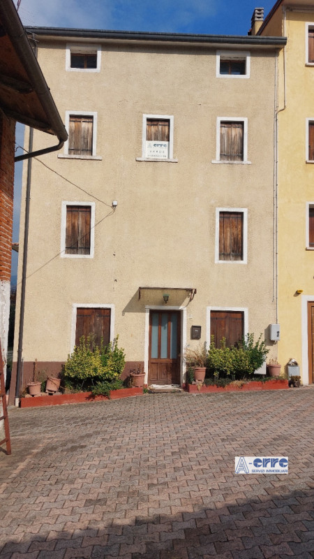 A Solagna, in una zona tranquilla ma comoda alla strada principale, proponiamo una spaziosa abita...