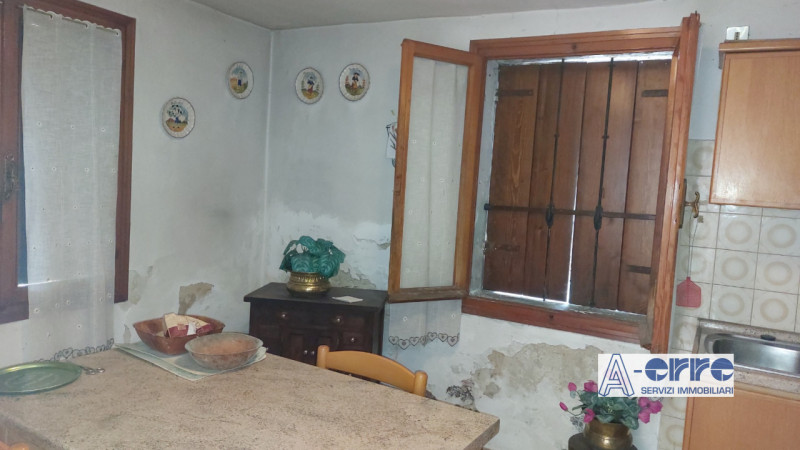 A Solagna, in una zona tranquilla ma comoda alla strada principale, proponiamo una spaziosa abita...