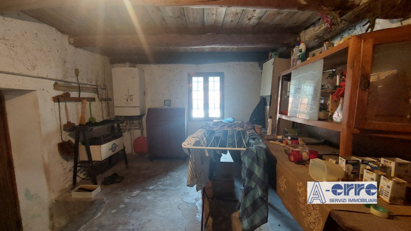 A Solagna, in una zona tranquilla ma comoda alla strada principale, proponiamo una spaziosa abita...