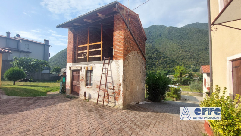 A Solagna, in una zona tranquilla ma comoda alla strada principale, proponiamo una spaziosa abita...