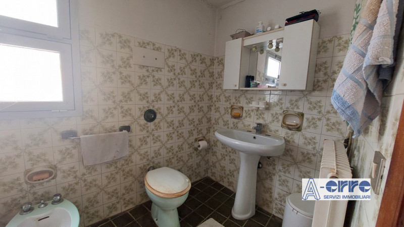 A Solagna, in una zona tranquilla ma comoda alla strada principale, proponiamo una spaziosa abita...