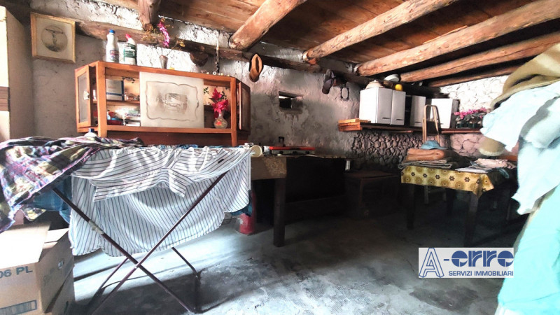 A Solagna, in una zona tranquilla ma comoda alla strada principale, proponiamo una spaziosa abita...