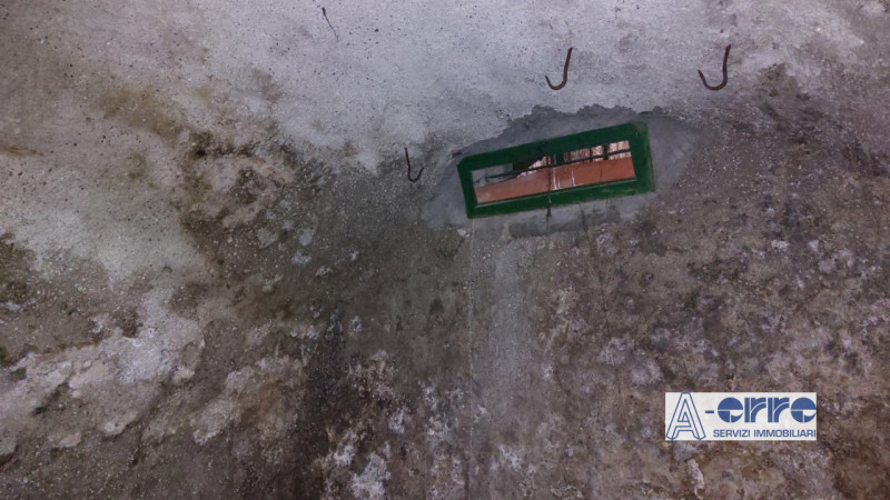 A Solagna, in una zona tranquilla ma comoda alla strada principale, proponiamo una spaziosa abita...