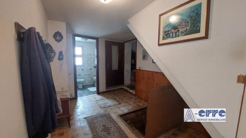 A Solagna, in una zona tranquilla ma comoda alla strada principale, proponiamo una spaziosa abita...