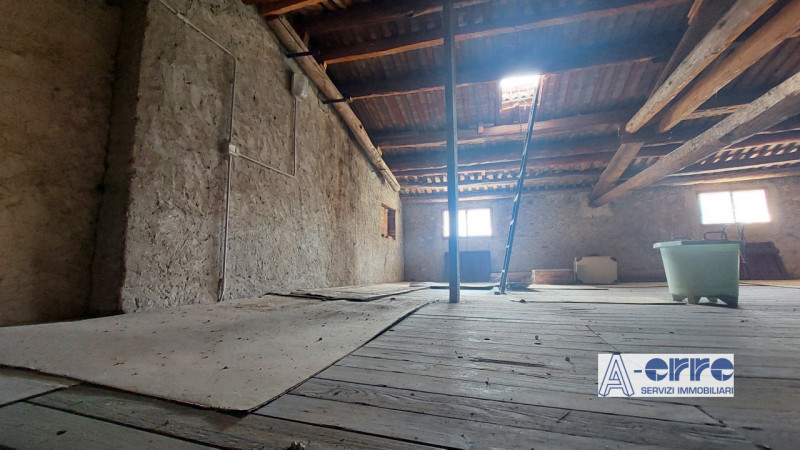 A Solagna, in una zona tranquilla ma comoda alla strada principale, proponiamo una spaziosa abita...