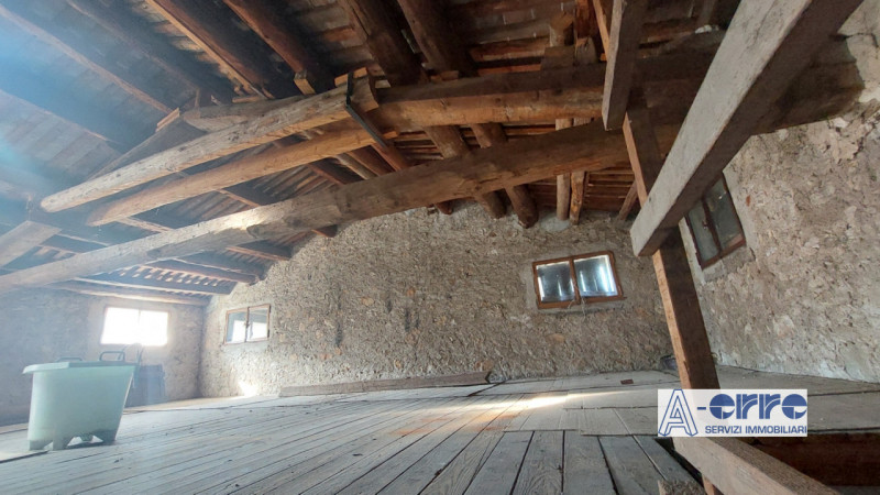 A Solagna, in una zona tranquilla ma comoda alla strada principale, proponiamo una spaziosa abita...