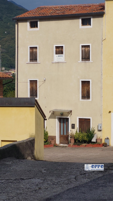 A Solagna, in una zona tranquilla ma comoda alla strada principale, proponiamo una spaziosa abita...