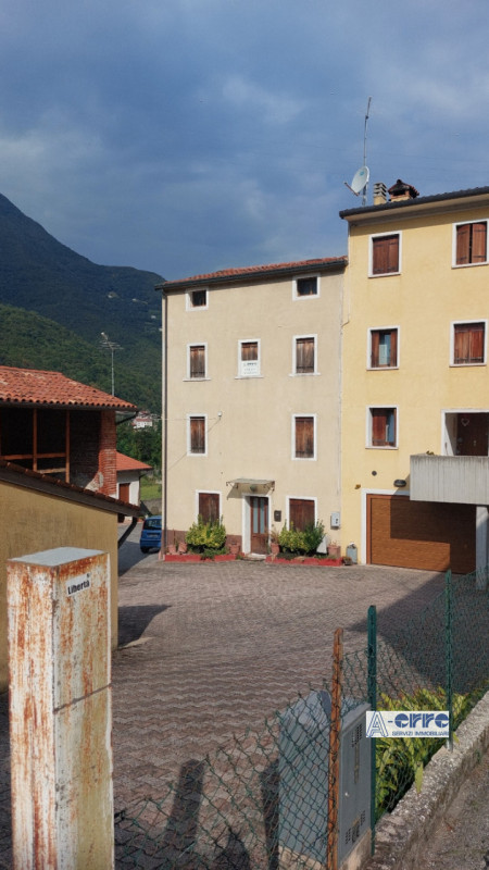 A Solagna, in una zona tranquilla ma comoda alla strada principale, proponiamo una spaziosa abita...