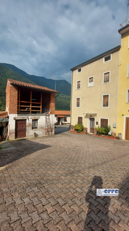 A Solagna, in una zona tranquilla ma comoda alla strada principale, proponiamo una spaziosa abita...