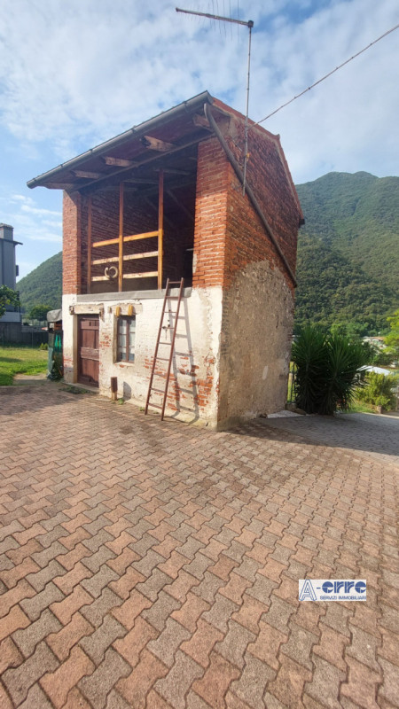 A Solagna, in una zona tranquilla ma comoda alla strada principale, proponiamo una spaziosa abita...