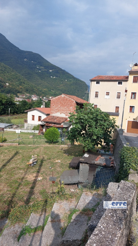 A Solagna, in una zona tranquilla ma comoda alla strada principale, proponiamo una spaziosa abita...