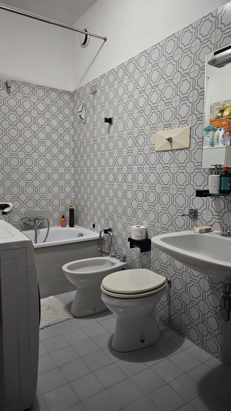 PADOVA – ZONA SACRA FAMIGLIA. Proponiamo in locazione un luminoso e spazioso appartamento pentalo...