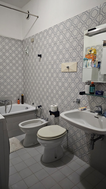 PADOVA – ZONA SACRA FAMIGLIA. Proponiamo in locazione un luminoso e spazioso appartamento pentalo...