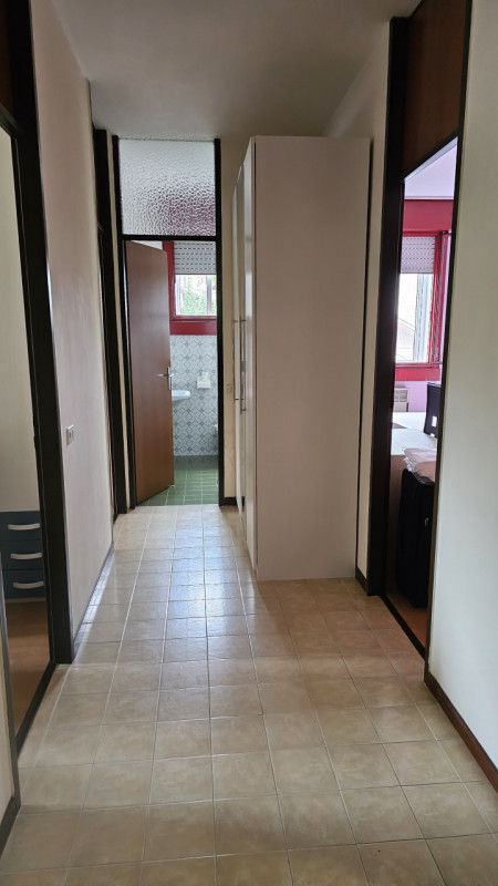 PADOVA – ZONA SACRA FAMIGLIA. Proponiamo in locazione un luminoso e spazioso appartamento pentalo...