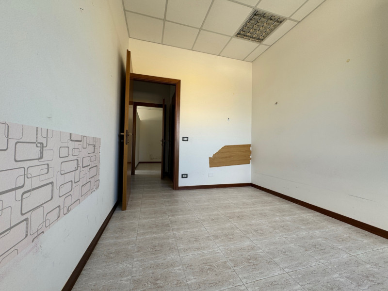 PIANIGA-Mellaredo-: situato lungo la statale Noalese a soli 15 km da Padova, questo spazio di 60 ...