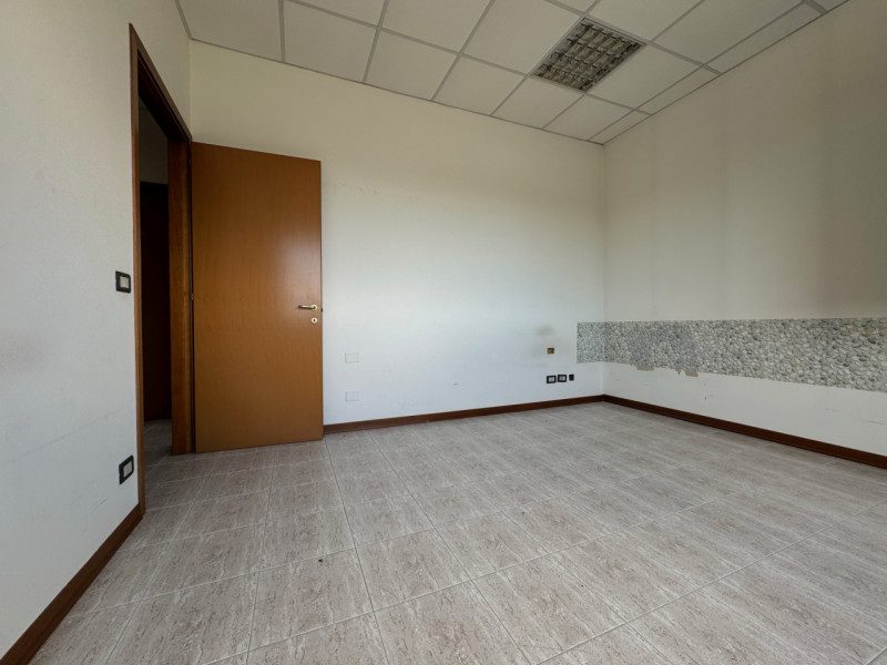 PIANIGA-Mellaredo-: situato lungo la statale Noalese a soli 15 km da Padova, questo spazio di 60 ...