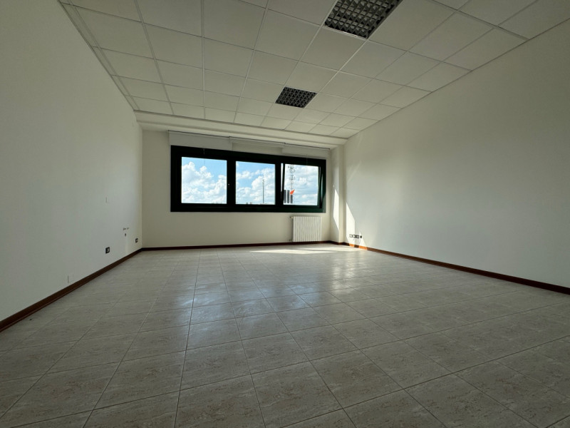 PIANIGA-Mellaredo-: situato lungo la statale Noalese a soli 15 km da Padova, questo spazio di 60 ...