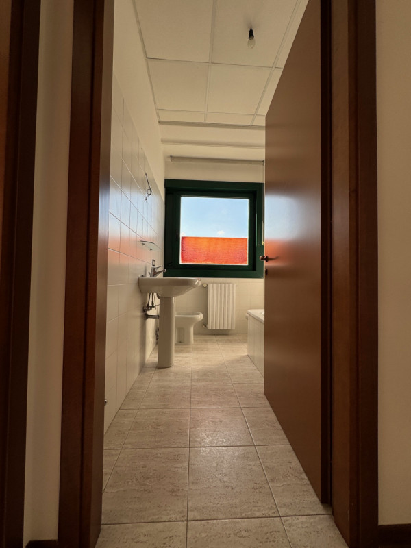 PIANIGA-Mellaredo-: situato lungo la statale Noalese a soli 15 km da Padova, questo spazio di 60 ...