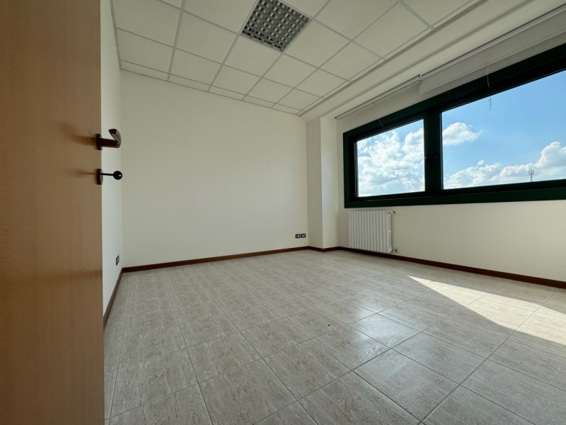 PIANIGA-Mellaredo-: situato lungo la statale Noalese a soli 15 km da Padova, questo spazio di 60 ...