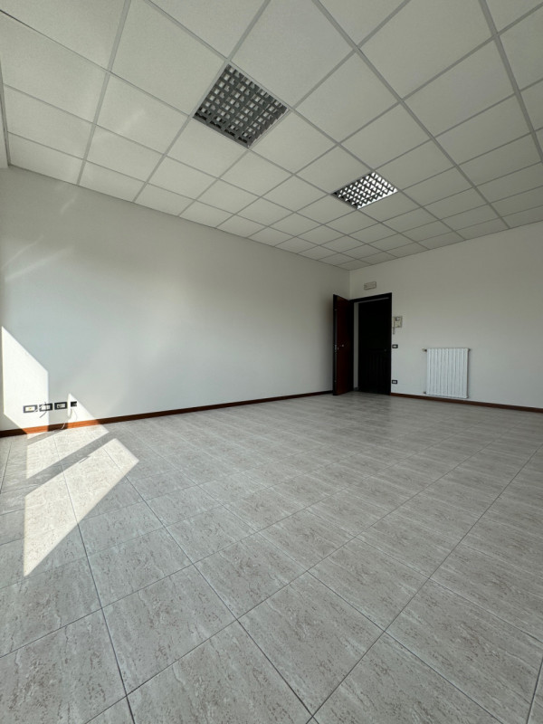 PIANIGA-Mellaredo-: situato lungo la statale Noalese a soli 15 km da Padova, questo spazio di 60 ...