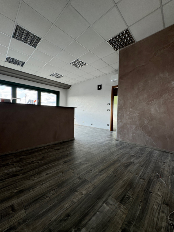 PIANIGA-Mellaredo-: situato lungo la statale Noalese a soli 15 km da Padova, questo spazio di 60 ...