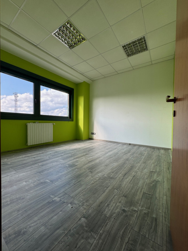 PIANIGA-Mellaredo-: situato lungo la statale Noalese a soli 15 km da Padova, questo spazio di 60 ...