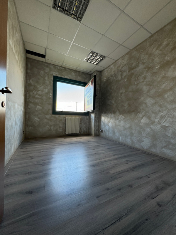 PIANIGA-Mellaredo-: situato lungo la statale Noalese a soli 15 km da Padova, questo spazio di 60 ...