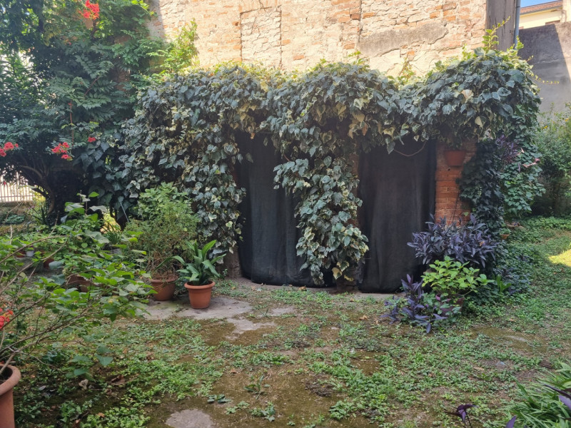 Splendida opportunità immobiliare! Proponiamo in vendita una casa singola terratetto situata nel ...