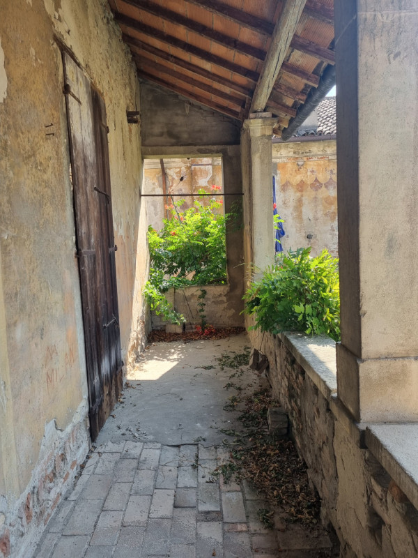 Splendida opportunità immobiliare! Proponiamo in vendita una casa singola terratetto situata nel ...