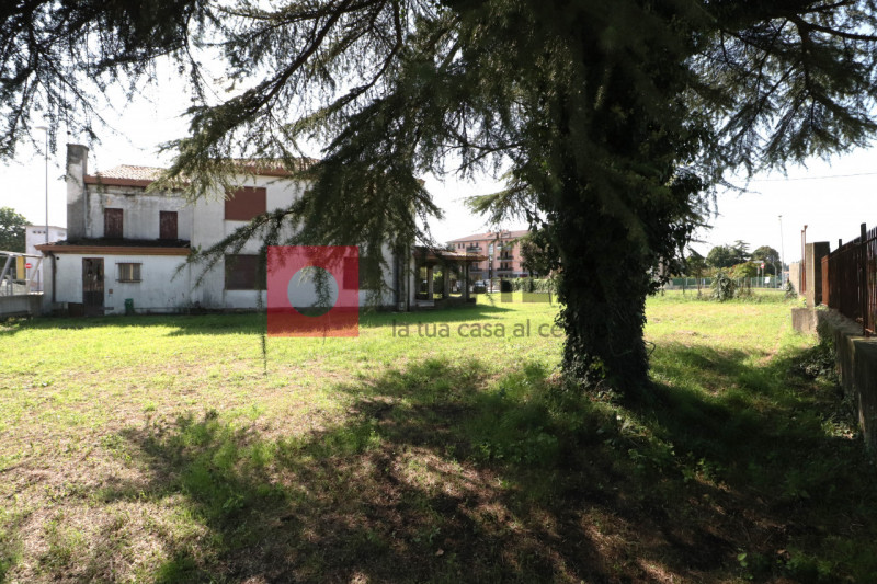 SCORZE'

CASA SINGOLA SU DUE LIVELLI CON AMPIO GIARDINO così distribuita: al piano terra ingresso...