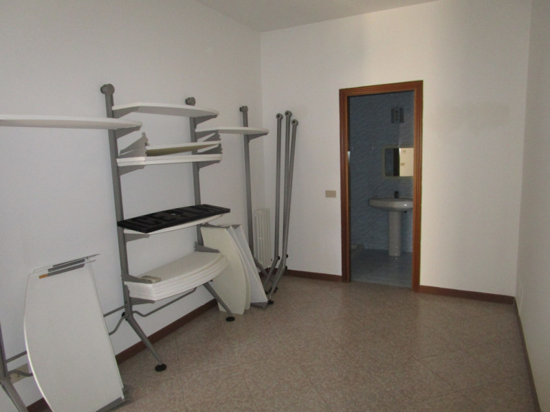 Vicino al centro di Strà (VE) affittasi ampio ufficio al primo piano (senza ascensore). Superfici...