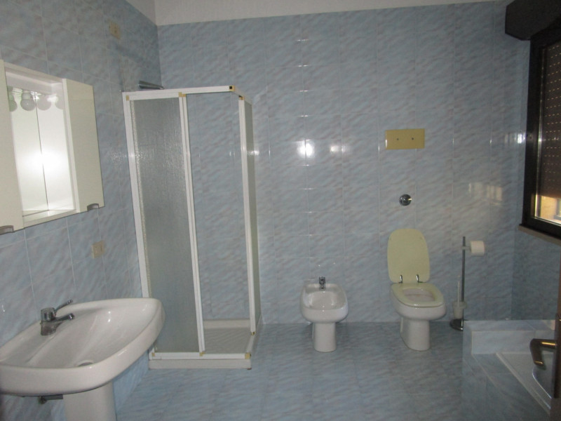 Vicino al centro di Strà (VE) affittasi ampio ufficio al primo piano (senza ascensore). Superfici...