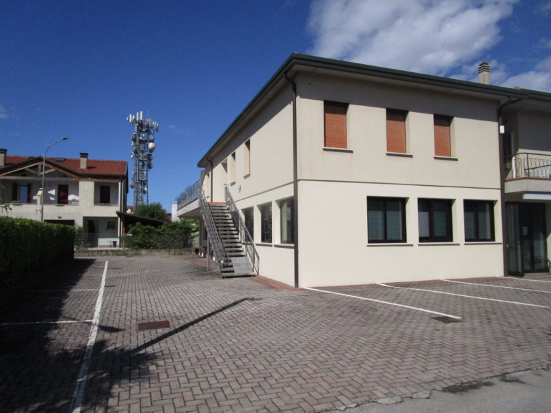 Vicino al centro di Strà (VE) affittasi ampio ufficio al primo piano (senza ascensore). Superfici...