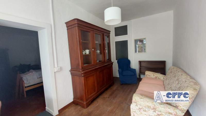 In pieno centro paese, proponiamo appartamento al primo piano di una suggestiva palazzina storica...