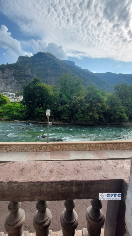 In pieno centro paese, proponiamo appartamento al primo piano di una suggestiva palazzina storica...