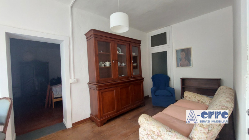 In pieno centro paese, proponiamo appartamento al primo piano di una suggestiva palazzina storica...