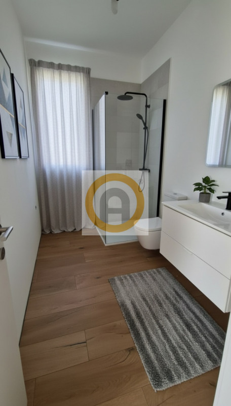 Scopri questa Villa moderna situata a Bassano del Grappa, in un quartiere residenziale molto appr...