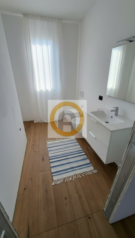 Scopri questa Villa moderna situata a Bassano del Grappa, in un quartiere residenziale molto appr...