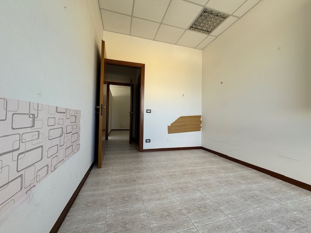 PIANIGA-Mellaredo-: situato lungo la statale Noalese a soli 15 km da Padova, questo spazio di 70 ...