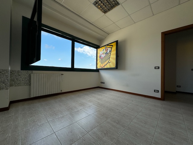 PIANIGA-Mellaredo-: situato lungo la statale Noalese a soli 15 km da Padova, questo spazio di 70 ...