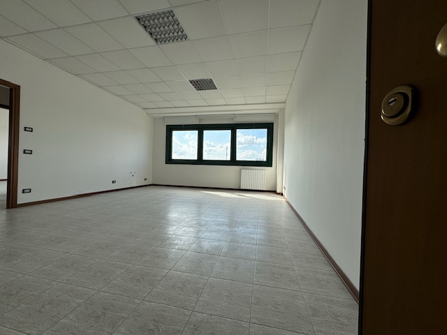 PIANIGA-Mellaredo-: situato lungo la statale Noalese a soli 15 km da Padova, questo spazio di 70 ...