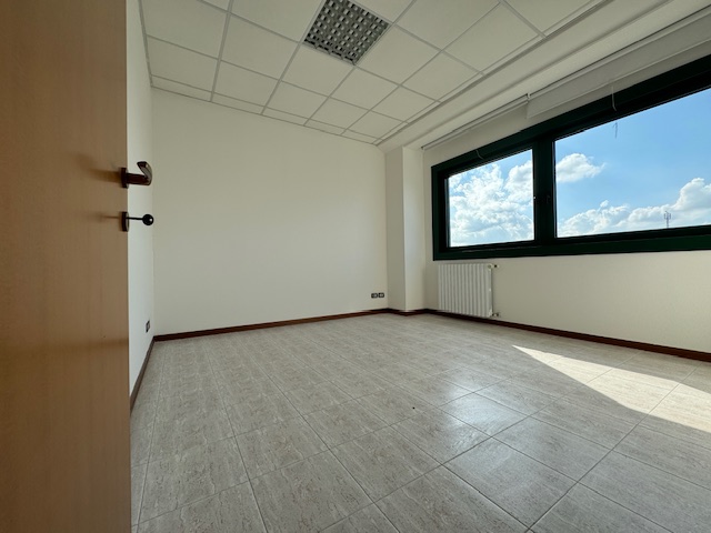 PIANIGA-Mellaredo-: situato lungo la statale Noalese a soli 15 km da Padova, questo spazio di 70 ...