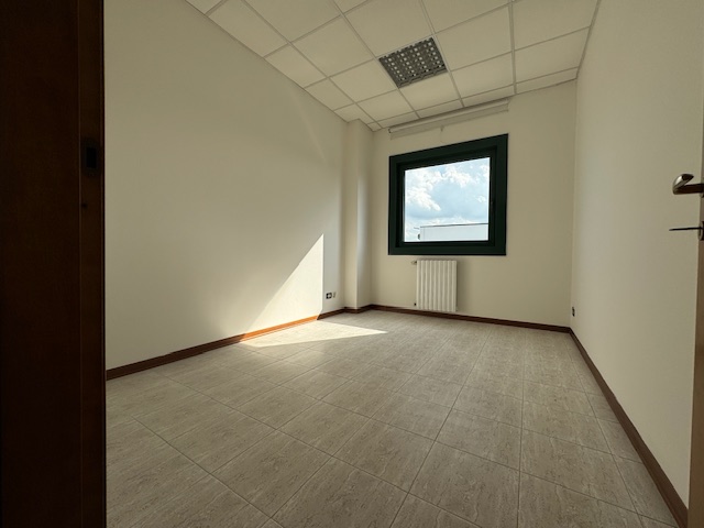 PIANIGA-Mellaredo-: situato lungo la statale Noalese a soli 15 km da Padova, questo spazio di 70 ...