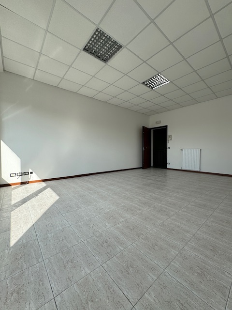 PIANIGA-Mellaredo-: situato lungo la statale Noalese a soli 15 km da Padova, questo spazio di 70 ...