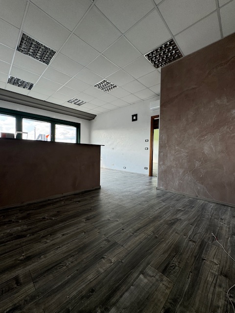 PIANIGA-Mellaredo-: situato lungo la statale Noalese a soli 15 km da Padova, questo spazio di 70 ...